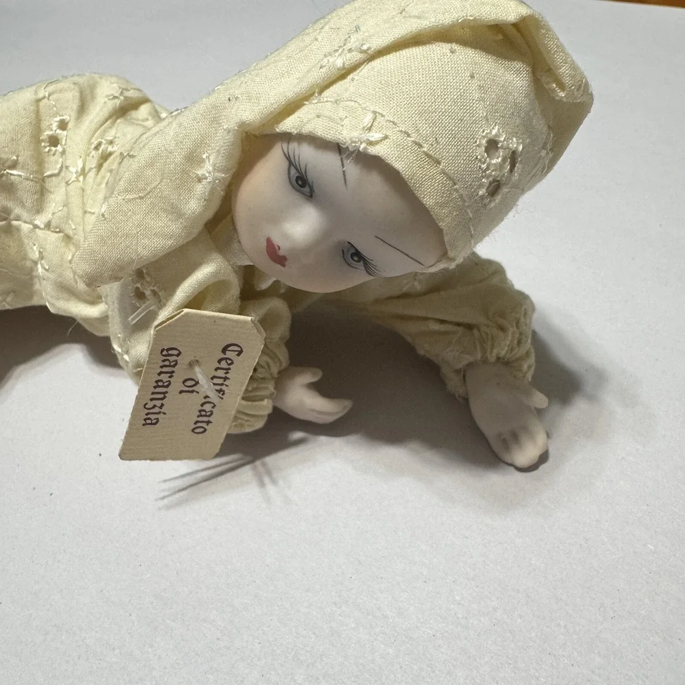 Vintage Capodimonte Porcelain Crawling Baby Doll Italian Eyelet Lace Cream 7.5